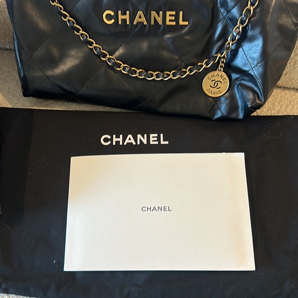 Chanel 22 handbag - Great Condition in Medium - Picture 6 of 6